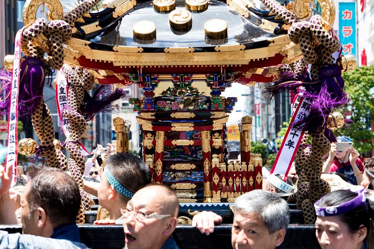 Sanja Matsuri in Asakusa - Tokyo: Träger mit Mikoshi