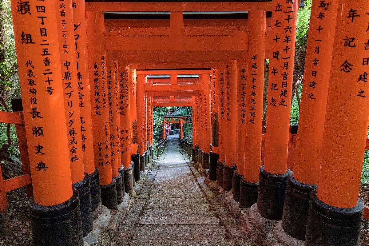 Fushimi Inari Taisha in Kyoto, Japan - rote Toris