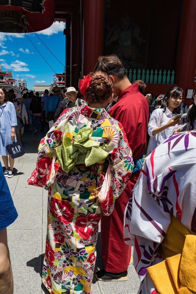 Mann und FRau in Kimono in Asakusa Tokyo beim Sanja Matsuri