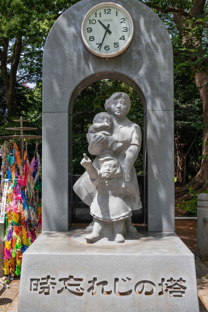 Staue einer Frau mit Kindern im Ueno Park