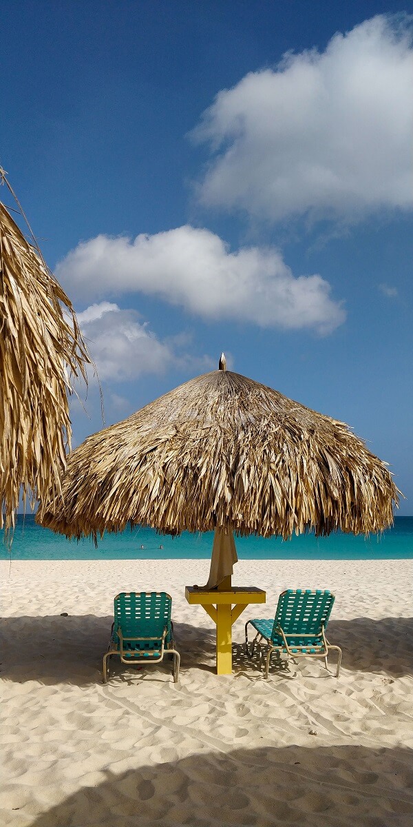 Liegestühle am Eagle Beach Aruba