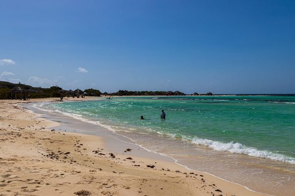 Familienstrand: Der Baby Beach hat weißen Sand und flasches Wasser