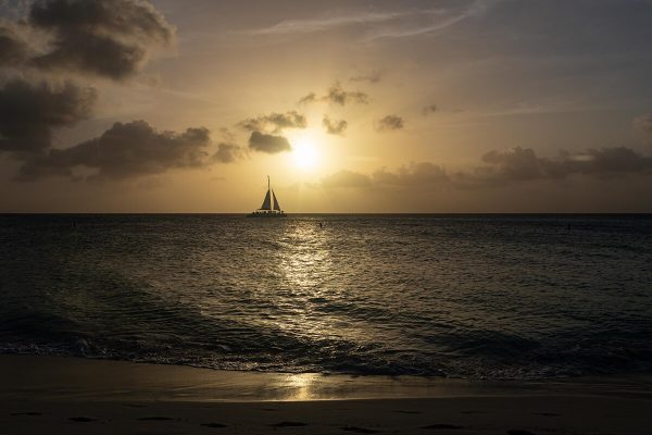 Eagle Beach, Sonnenuntergang, schönster Strand von Aruba, Schiff vor untergehender Sonne