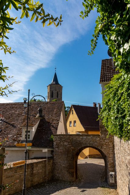 Alter Mauergang und Blick auf Michaelskirche