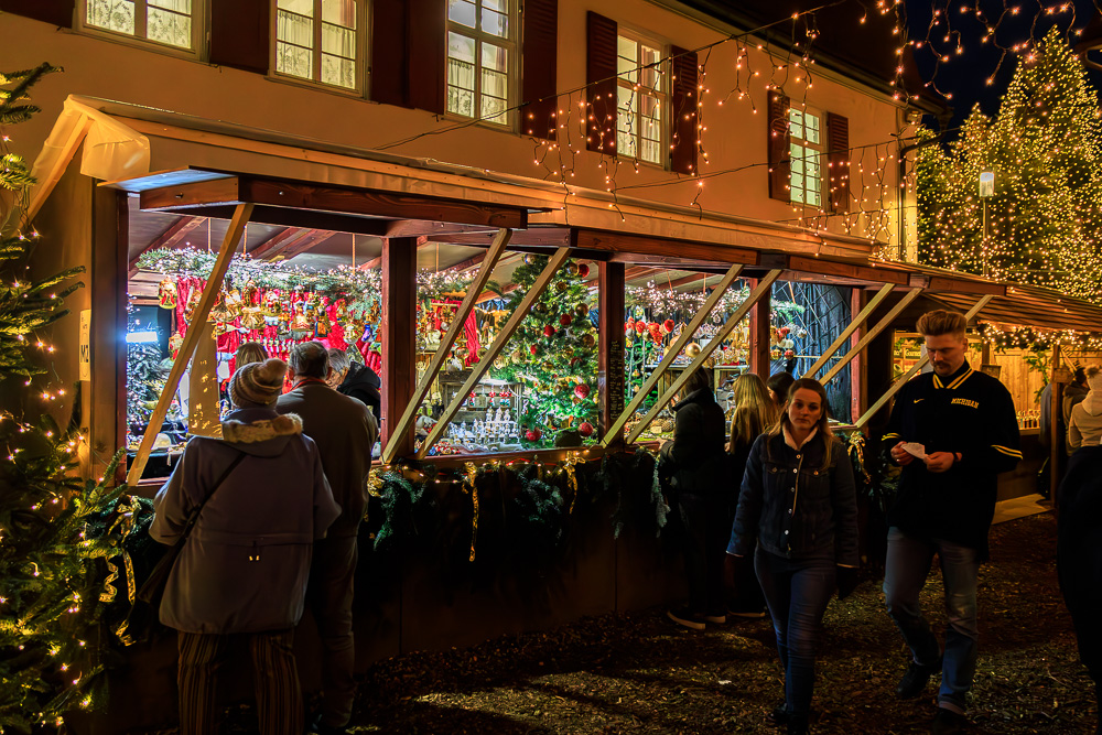 Bude auf Weihnachtsmarkt,an der Tee und Dekorationen verkauft werden