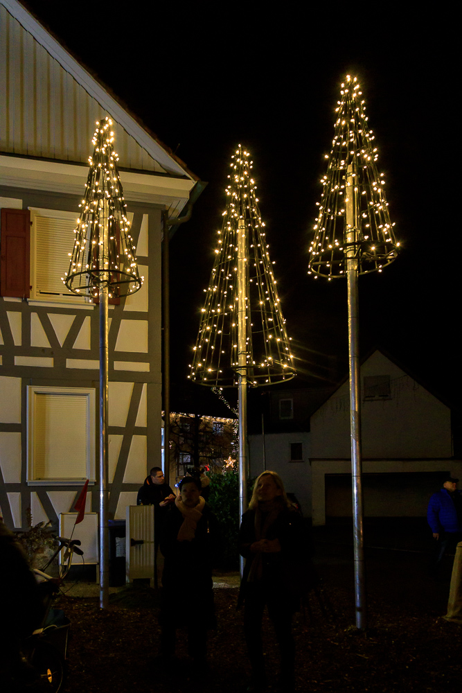 Weihnachtsbäume aus Lichterkette