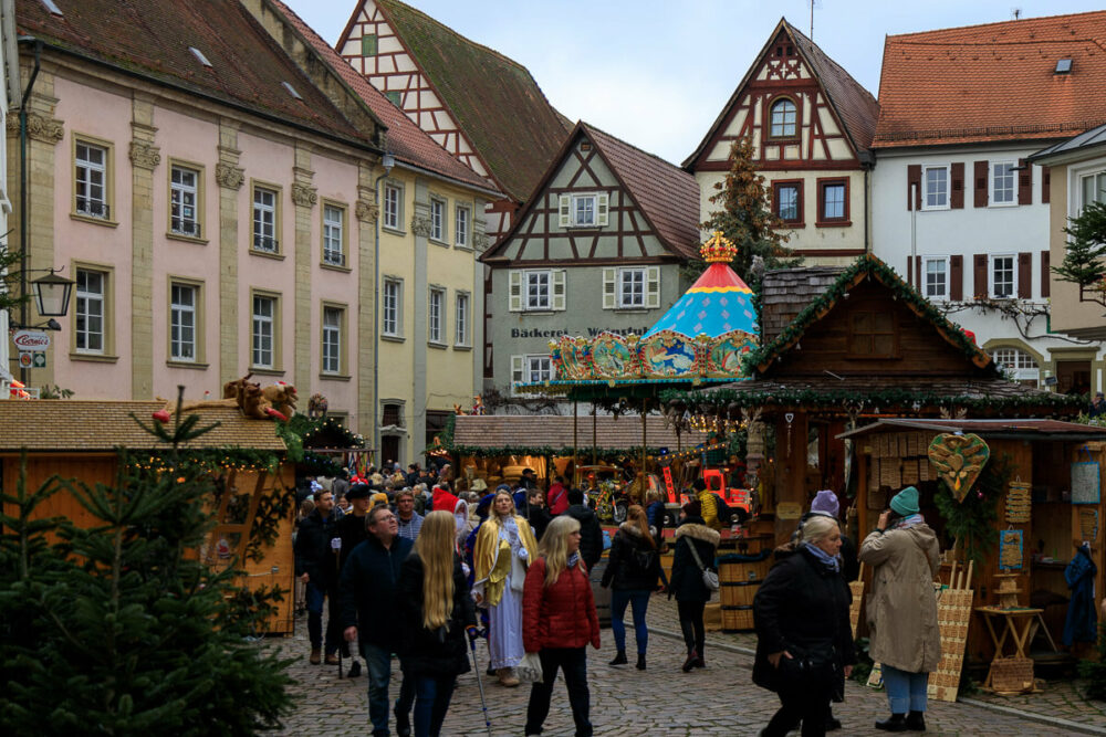 Fachwerkhäuser, Buden und Menschen auf dem Weihnachtsmarkt Bad Wimpfen