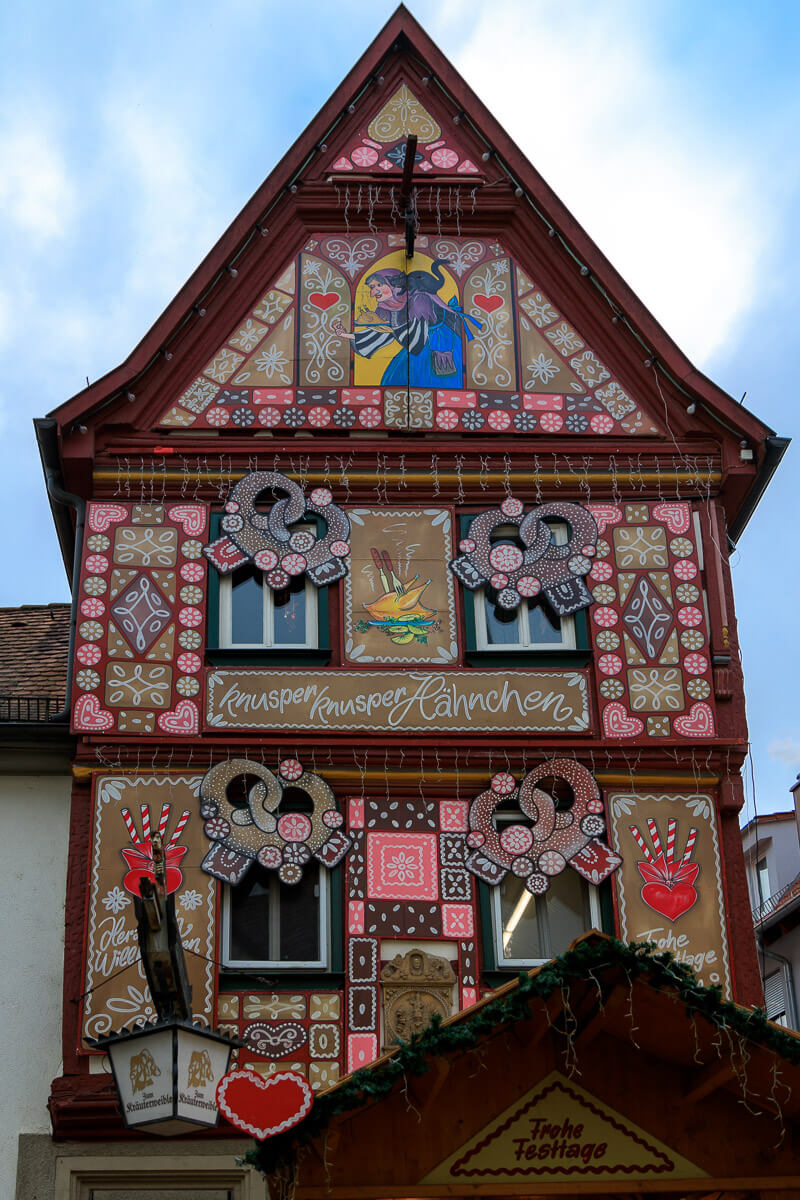 Als Hexenhaus geschmüktes Fachwerkhaus in Bad Wimpfen