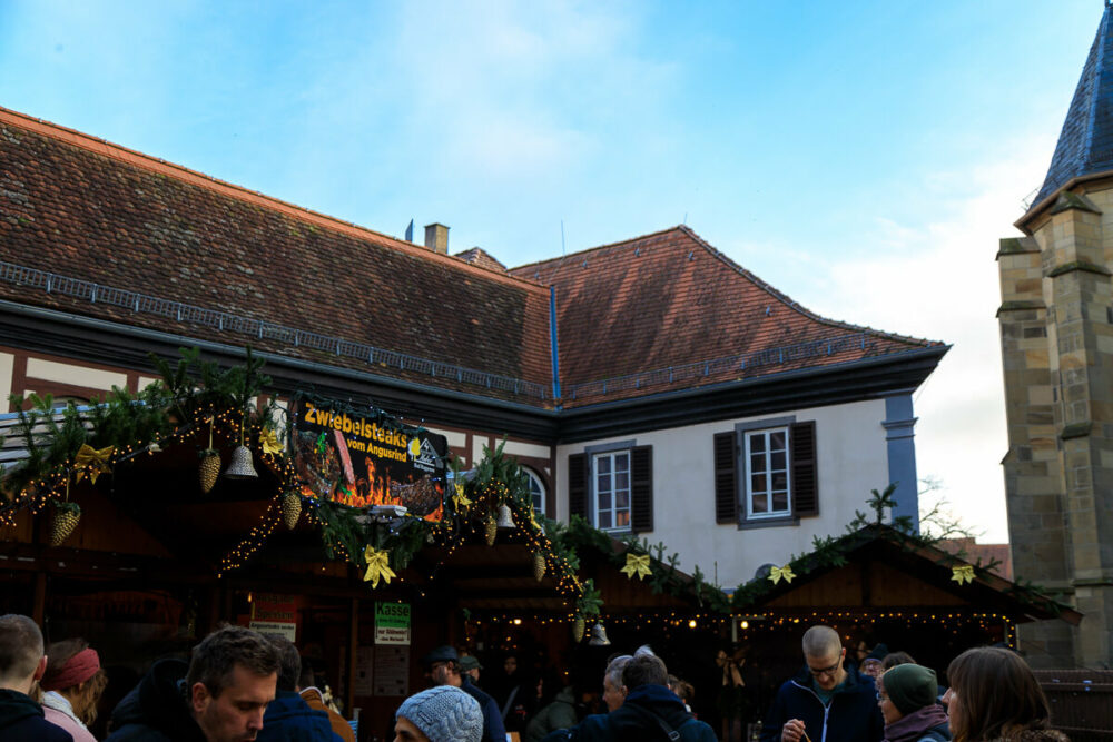 Weihnachtsmarkt im Wormser Hof in Bad Wimpfen, Buden mit Essen