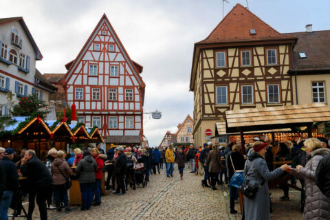 Fachwerkhäuser umrahmen den Weihnachtsmarkt in Bad Wimpfen