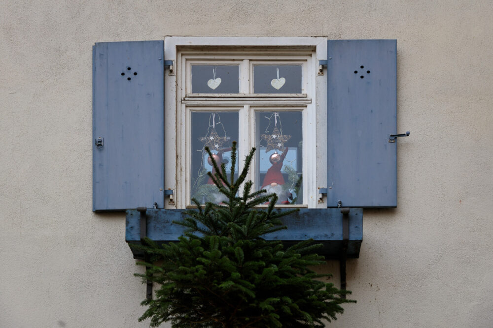 weihnachtlich geschmücktes Fenster in bad Wimpfen