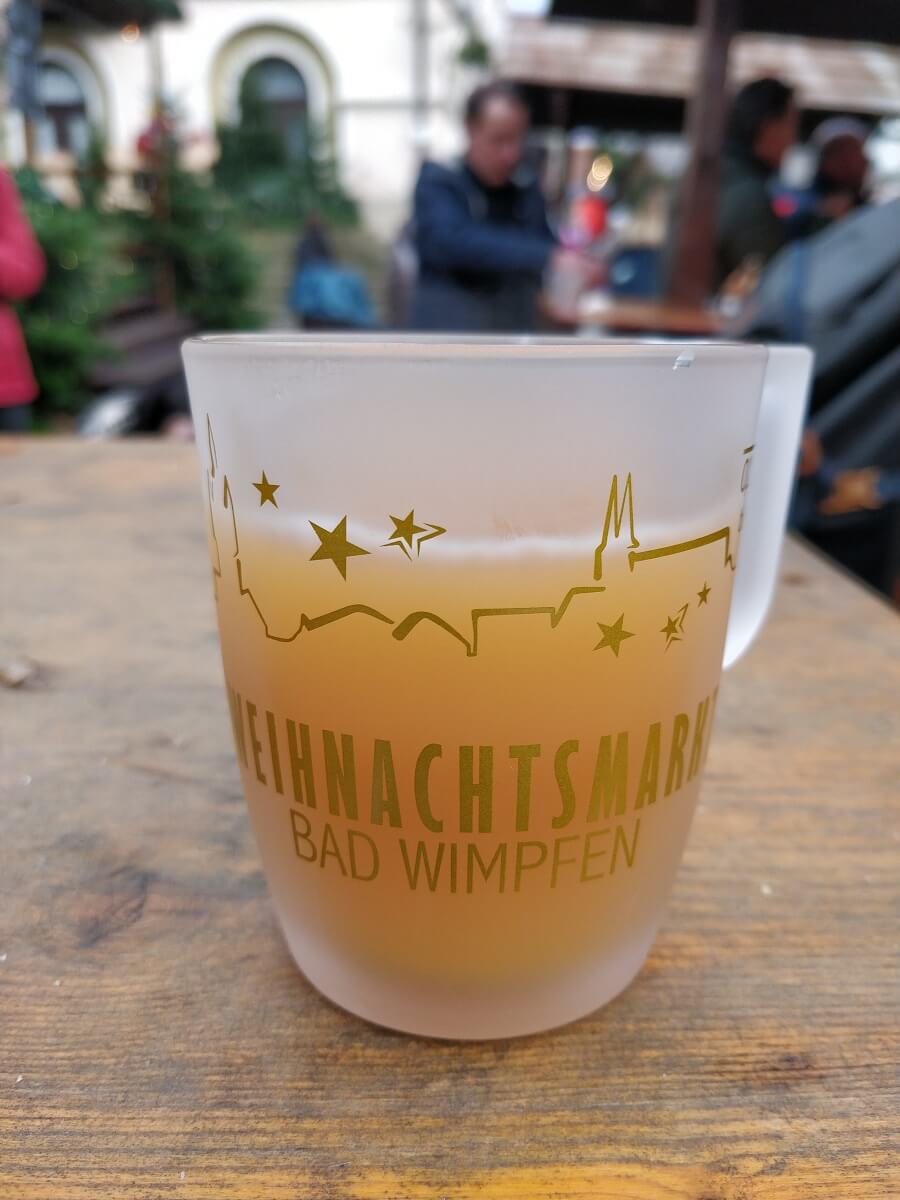 Tasse mit Getrönk auf dem Weihnachtsmarkt in Bad Wimpfen