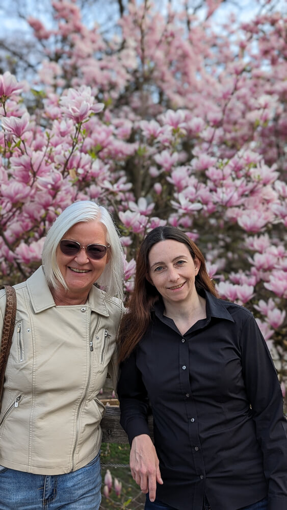 Tanja und Marion vor blühenden Magnolienbäumen
